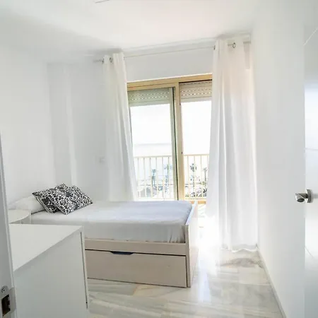 Spacious Three Bedroom Penthouse شقة *